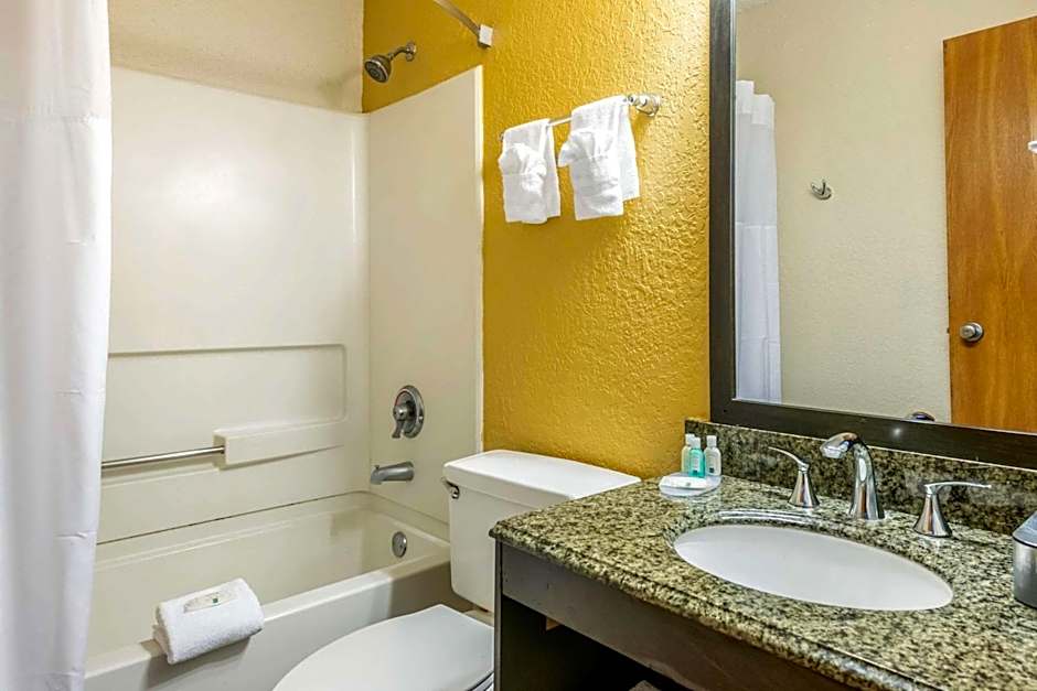 Quality Inn & Suites Leesburg Chain of Lakes
