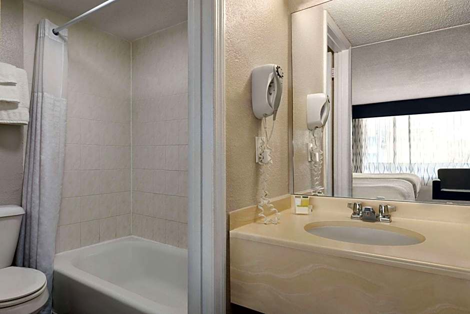 Days Inn by Wyndham Myrtle Beach-Beach Front