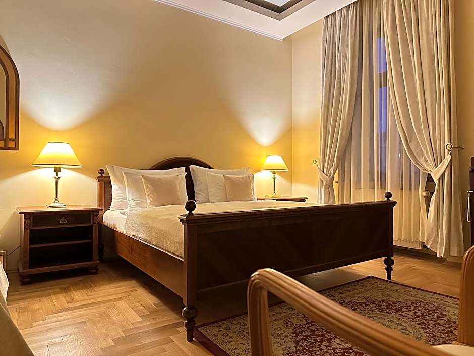 FLEUR DE LIS HOTEL