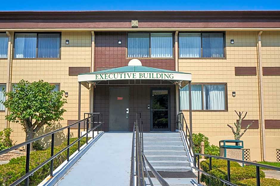 Riverview Inn & Suites