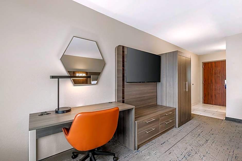 Holiday Inn Express & Suites Antioch By IHG