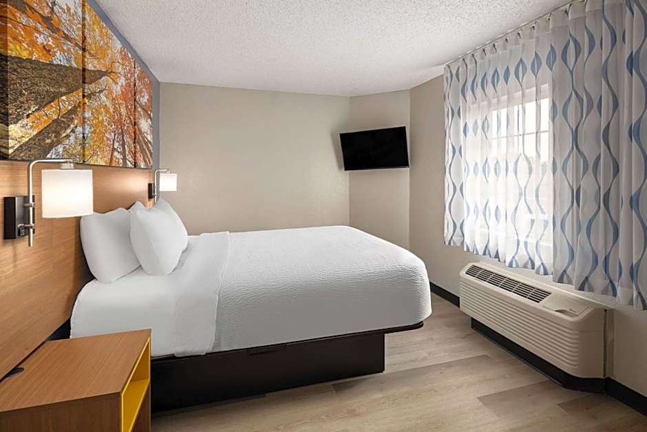 Days Inn & Suites by Wyndham Green Bay WI.