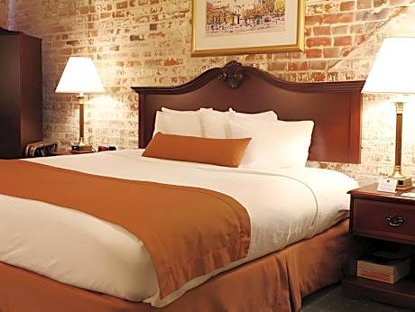 1 Queen Bed Non-Smoking Safe Wi-Fi Full Breakfast