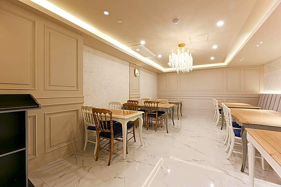 Hotel February Dong Seong Ro