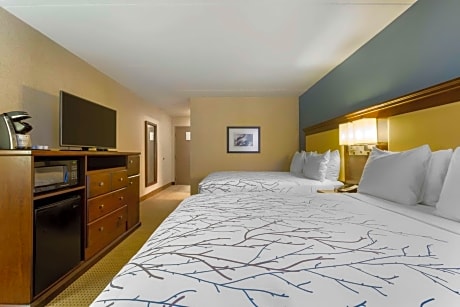 Queen Room with Two Queen Beds and Bath Tub - Mobility Accessible - Non-smoking