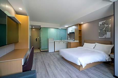 Queen Deluxe Room
