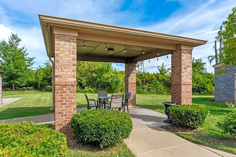 Suburban Studios Clarksville-Louisville North