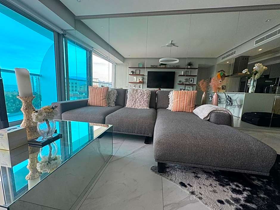 Luxurious Oceanfront condo with Unmatched Panoramic Views