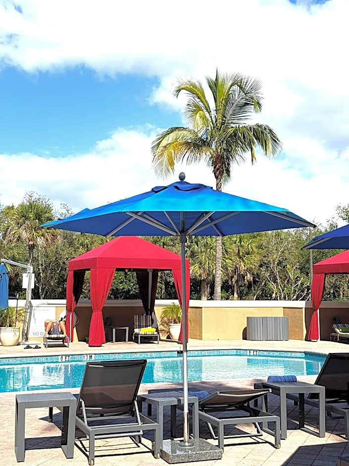 Holiday Inn Express & Suites Naples Downtown - 5th Avenue