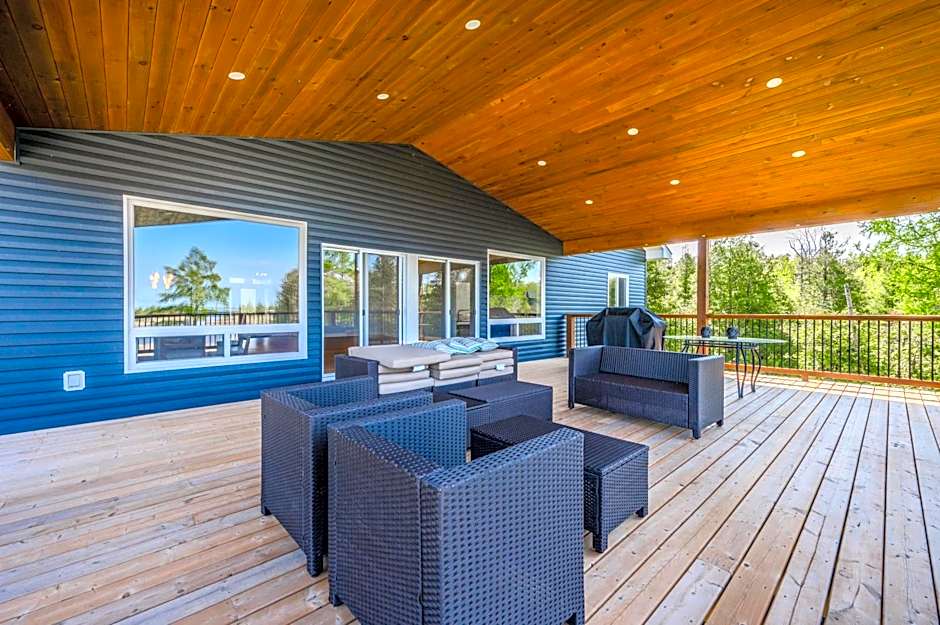 Luxury Lakefront Escape w Games Room