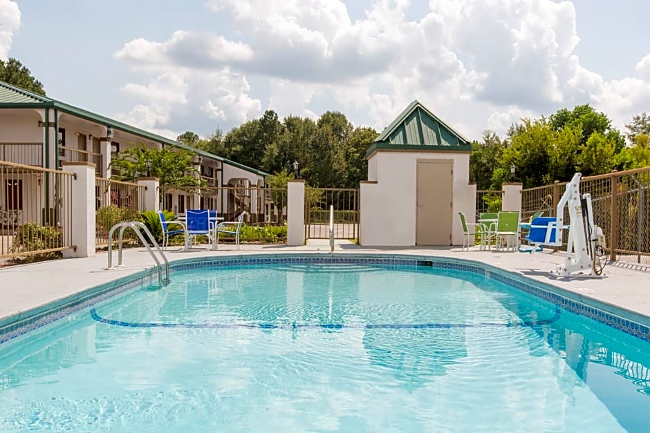 Super 8 by Wyndham Dothan