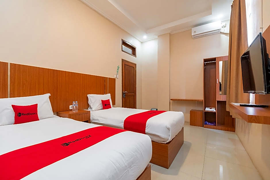 RedDoorz Syariah near RS Mata Padang