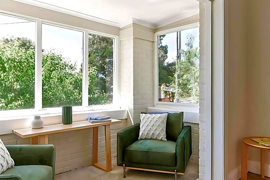 Comfort in Sandy Bay next to the Rivulet