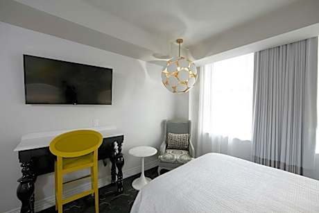 Guest Room,1 Queen, Deluxe Guest room, 1 Queen, John Hand Bldg view, Street view, Corner room
