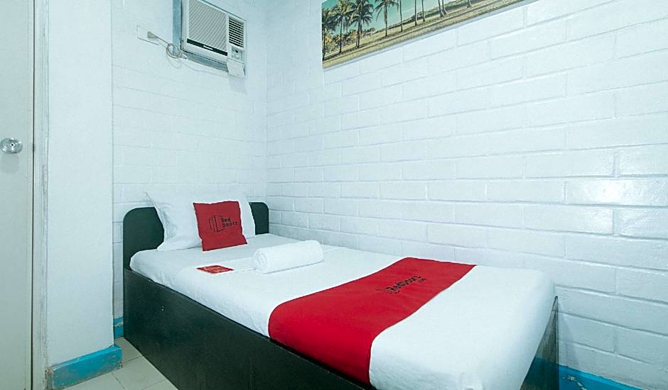 RedDoorz @ La Maria Pension and Tourist Inn