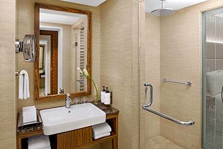 1 King Classic Club Top Floor Smoking