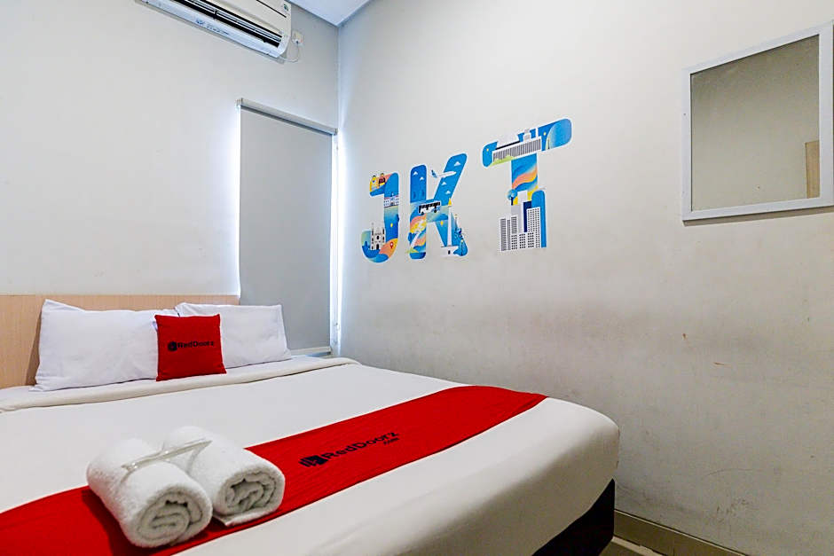 RedDoorz Plus Syariah near Mall Pondok Indah