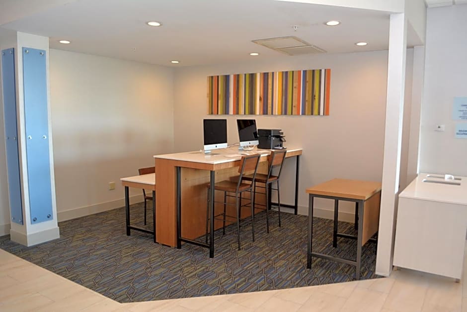 Holiday Inn Express & Suites Waterville - North, an IHG Hotel