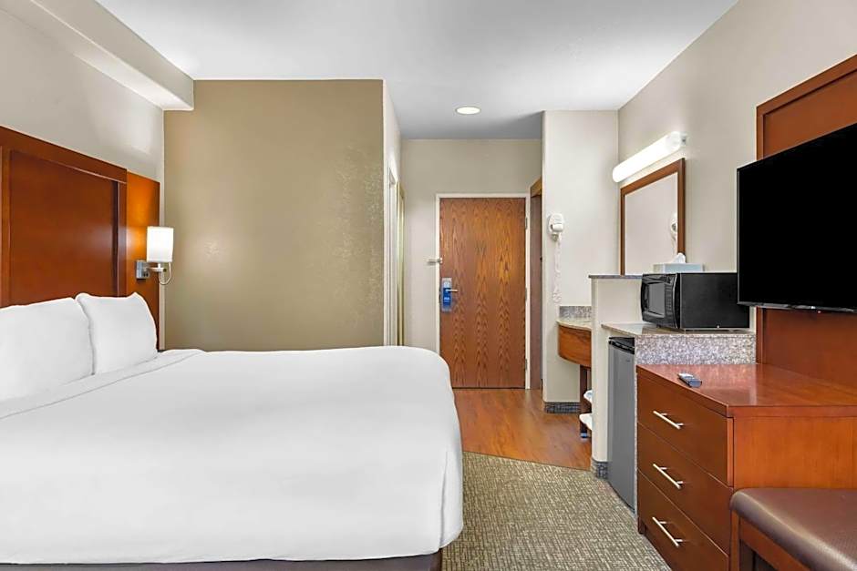 Photo 1 of 3 of 1 Queen Bed, Accessible
