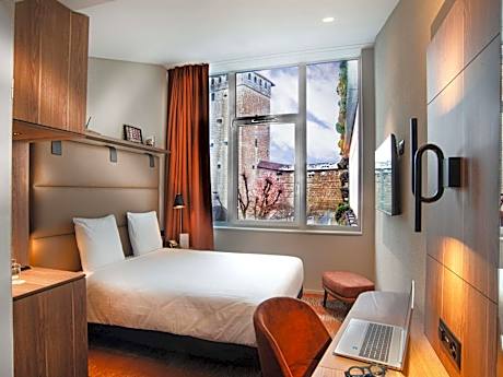 Standard Queen Room - City Side