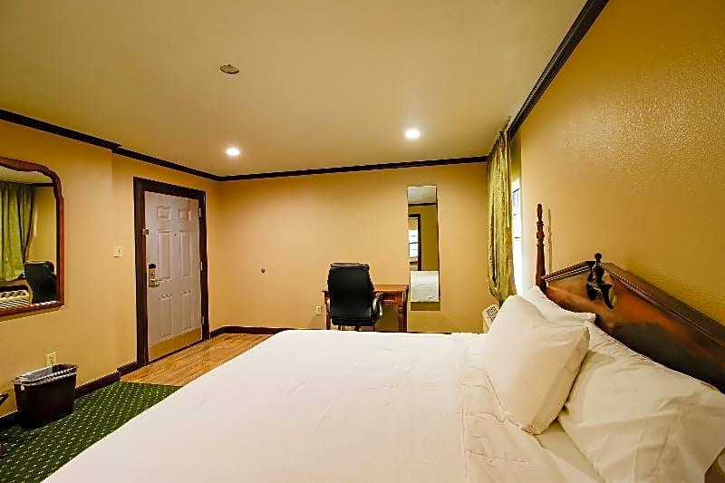 OYO Pinewood Inn & Suites Silsbee