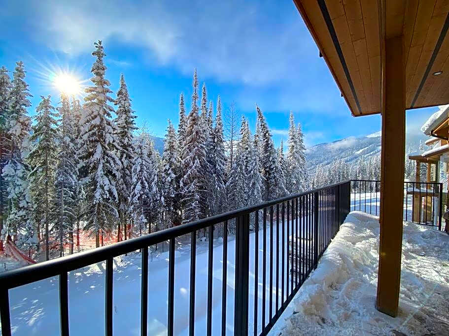 Cozy Modern Ski-in & Ski-out, Hot Tub, Townhouse