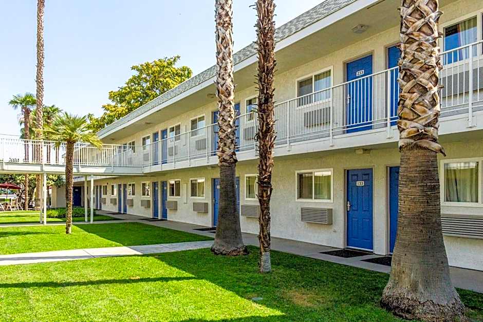 Motel 6-Bakersfield, CA - East