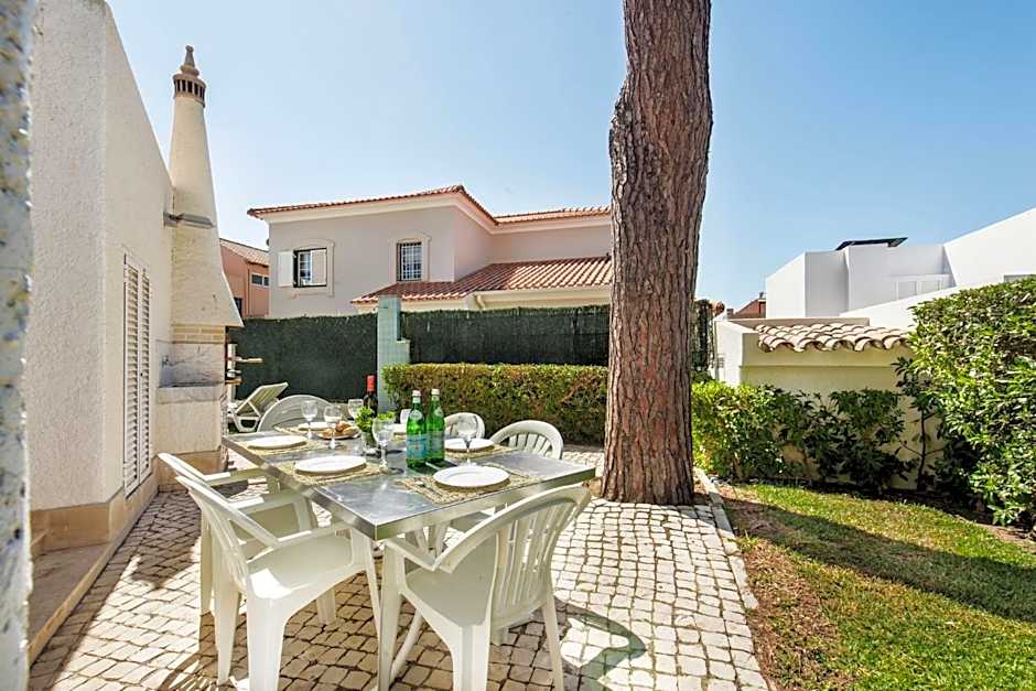 Residential cul-de-sac walking distance to centre, private pool, free AC wifi