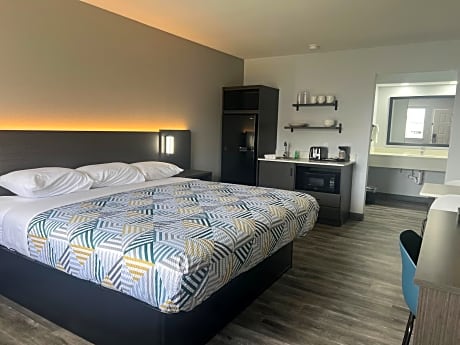 1 King Bed | Non-Smoking, Kitchen