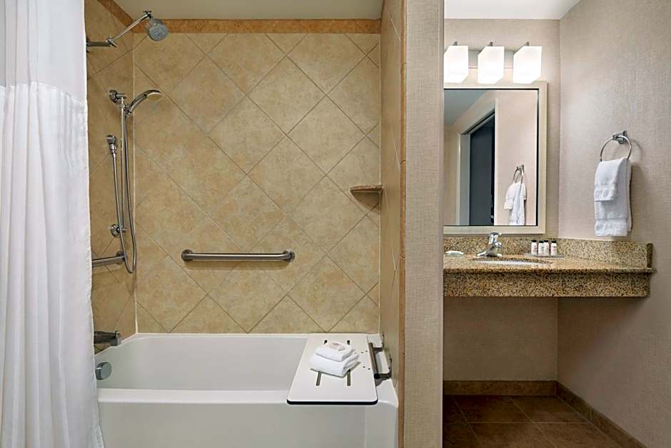 Delta Hotels by Marriott Helena Colonial