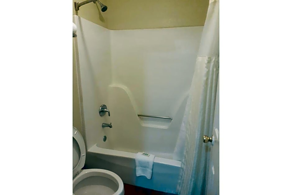 Travelodge by Wyndham Savannah Midtown