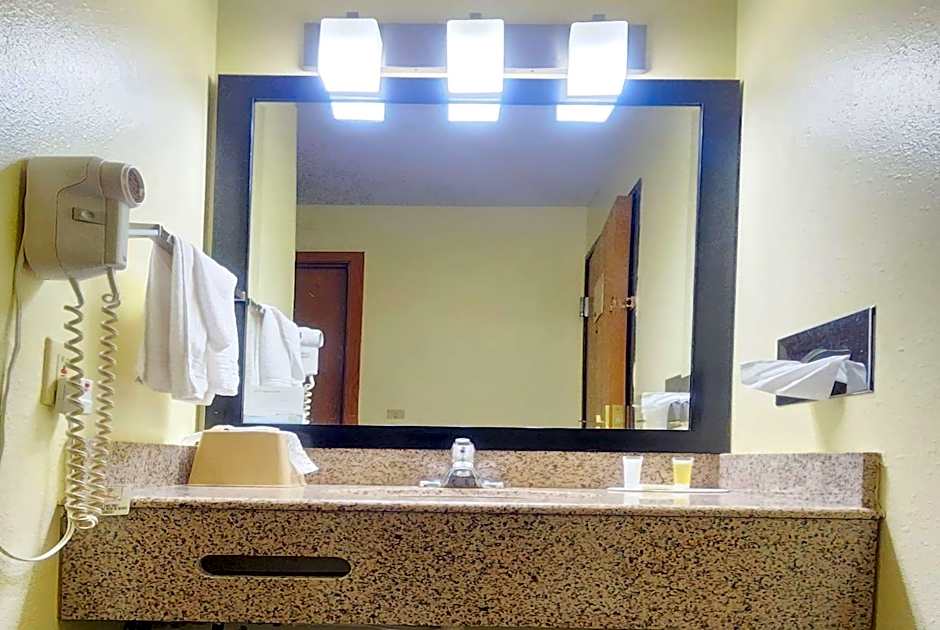 Super 8 by Wyndham Newton