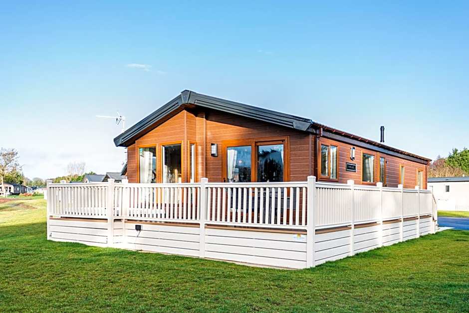 Kinship Lodge with Hot Tub