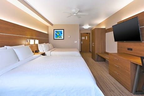 Standard Queen Room with Two Queen Beds and Valley View