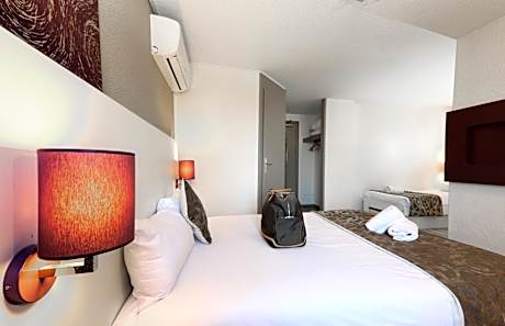 Family Room (3 Adults)