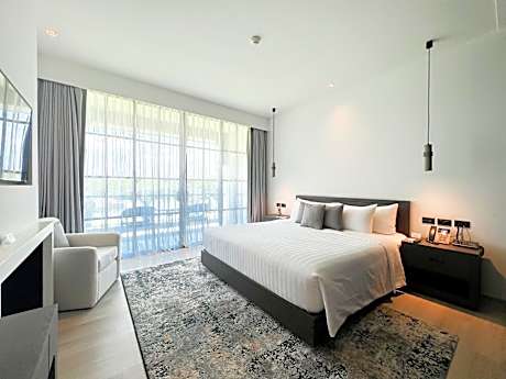 Deluxe with Bath Tub