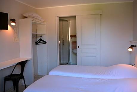 Standard Twin Room- street view