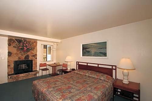 Monterey Fireside Lodge