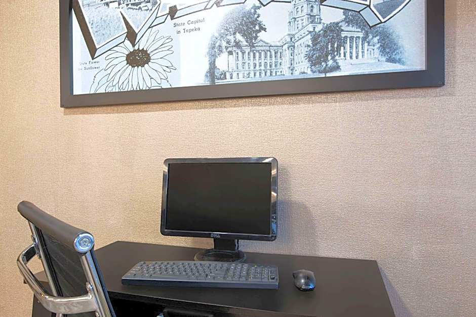 Super 8 by Wyndham Salina I-70