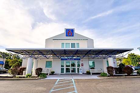 Motel 6-Tewksbury, MA - Boston
