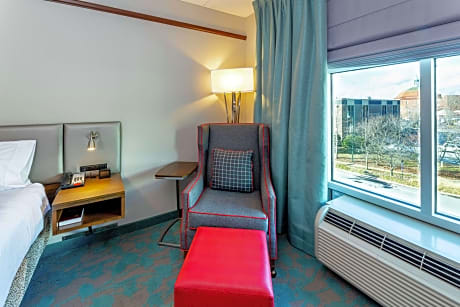 2 Queens Premium W/In-Room Drinks-Snacks