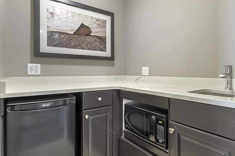 Best Western Plus Chocolate Lake Hotel