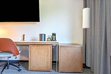 Deluxe Two Queens-Hearing Accessible