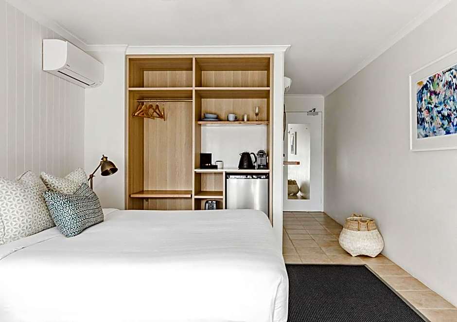 Photo 1 of 12 of Deluxe 1 Queen Bed