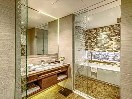 Deluxe King Suite with Lagoon View