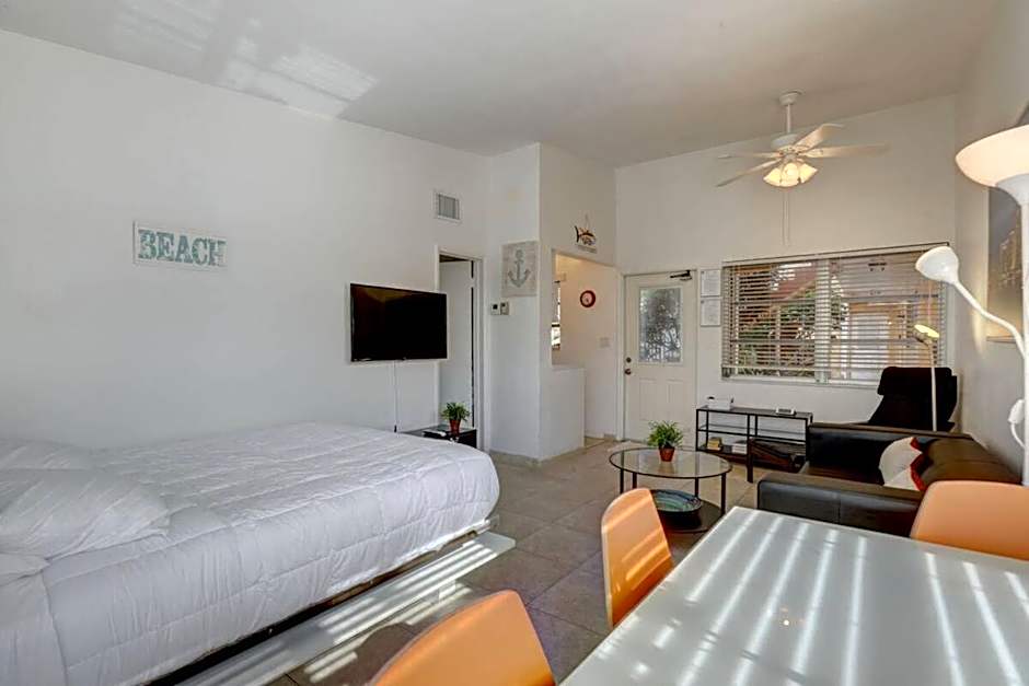 Aloha Apartments On the Intracoastal-Walk to the Beach