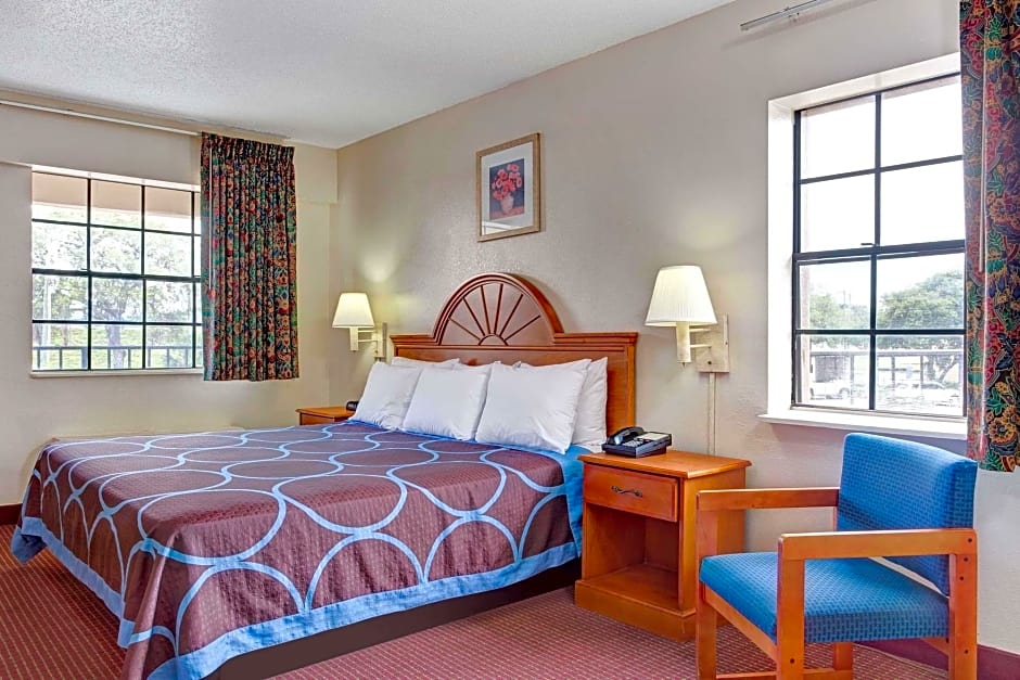 Super 8 by Wyndham Tampa U.S.F. Near Busch Gardens Downtown