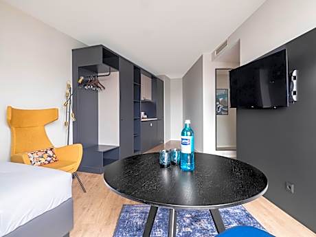 Medium Studio with Kitchenette - Single Bed, Stairs Access Only