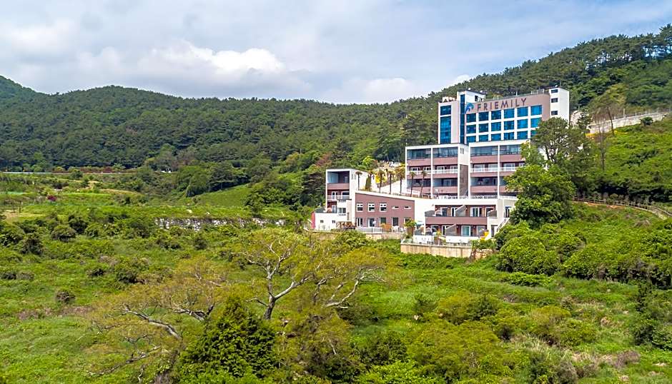 Friemily Pool Villa & Hotel