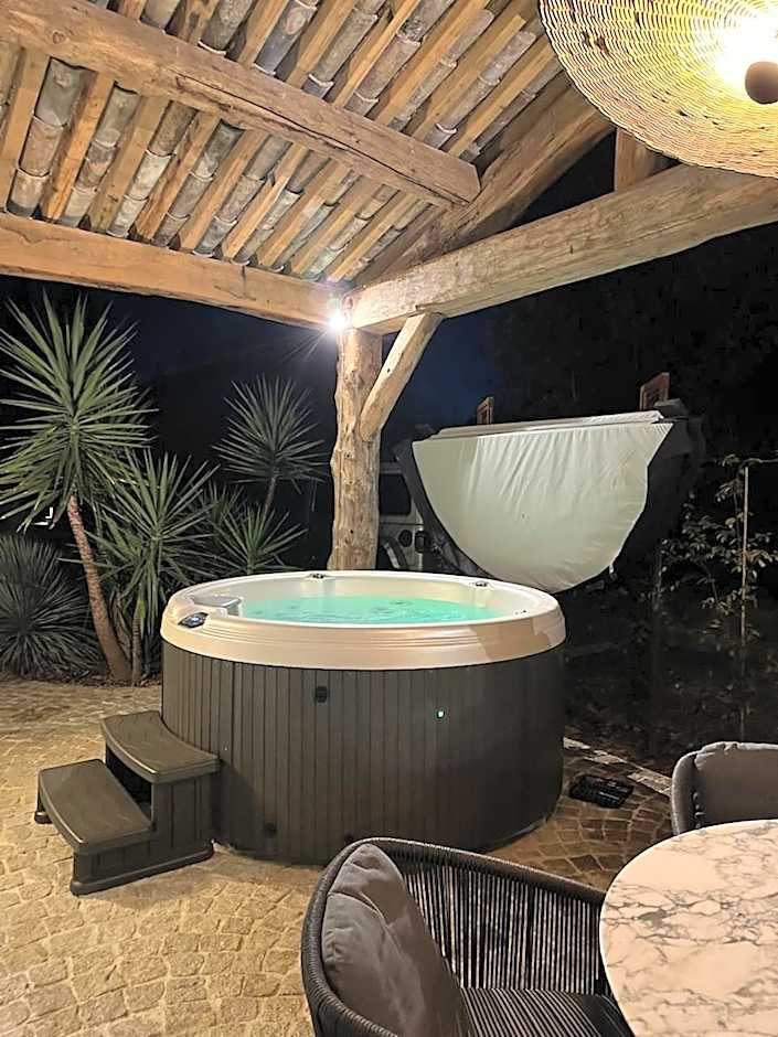 Secret d'Uzès - Place aux Herbes - Piscine chauffée et Jacuzzi